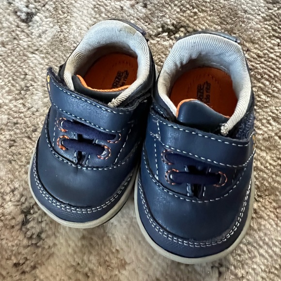 Walking shoes - Picture 2 of 3